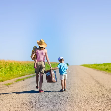 Estudiantes participando en una lección de inglés sobre diferentes tipos de vacaciones, discutiendo opciones de vacaciones y planes de viaje mientras aprenden y practican el tiempo futuro simple y "be going to".