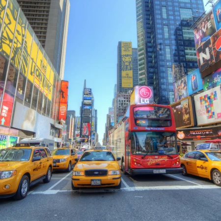 Estudiantes examinando un póster colorido de los lugares emblemáticos de Nueva York y discutiendo puntos clave culturales e his