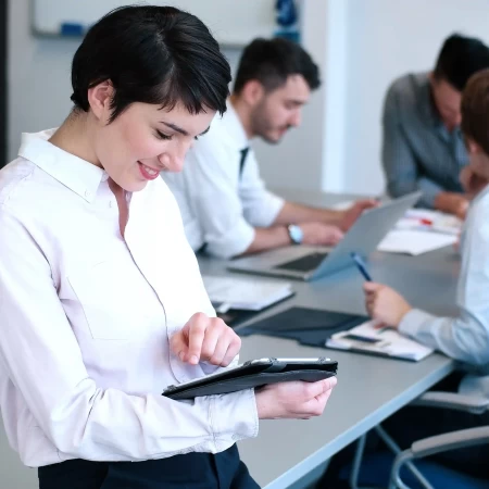 Estudiantes en una lección de inglés discutiendo vocabulario y técnicas relacionadas con entrevistas de trabajo, con ejemplos m