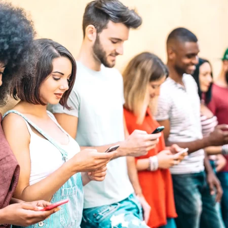 Students in an American English lesson discussing technology addiction, with an illustrative example of the benefits of a digital detox.