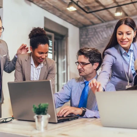 Plan de lección de inglés para una clase en línea titulada "Ageism in the Workplace"