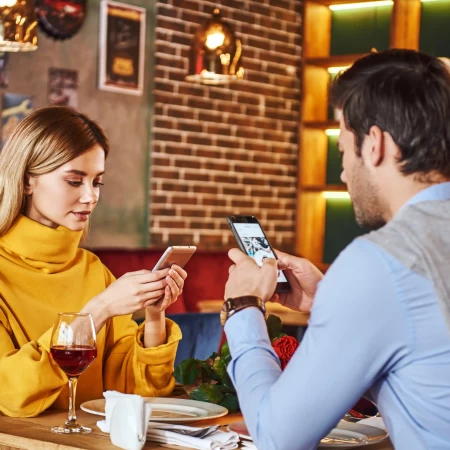 Captura de pantalla de un plan de lección de ESL centrado en la adicción al teléfono y la tecnología, destacando ejercicios par