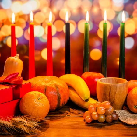 Sete velas que representam os princípios do Kwanzaa, usadas em uma aula de inglês para ensinar vocabulário e tradições culturais relacionadas a essa celebração.
