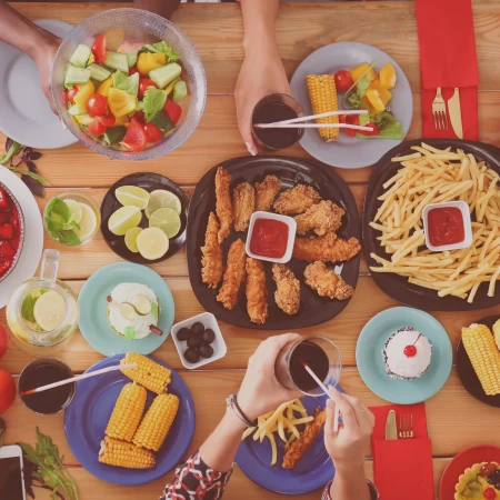 Ejemplos en una lección de inglés de nivel elemental donde los estudiantes discuten la comida y comer en restaurantes, practica