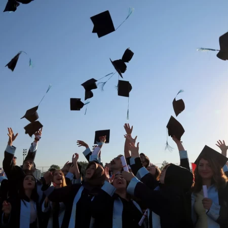 Ilustración que muestra a los estudiantes aprendiendo sobre las tradiciones relacionadas con la graduación de la escuela secundaria en Estados Unidos y practicando modismos relacionados con el tema en una lección de inglés.