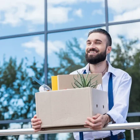 Uczniowie omawiają, kiedy zrezygnować z pracy podczas lekcji angielskiego online, ćwicząc wyrażenia i klauzule.