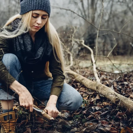 Uczniowie przeglądają plan lekcji języka angielskiego zatytułowany „Bushcraft”.