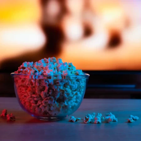 ESLレッスンプランに組み込まれた、テレビを背景にしたポップコーンの画像